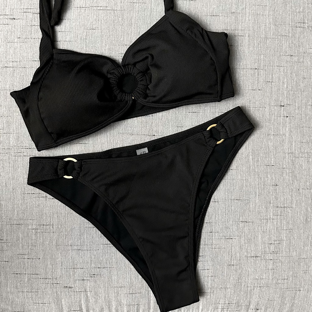 Black Bikini 👙 High Waisted, Halter Style 2-pc, Gold Ring Accents, Size Med NWOT